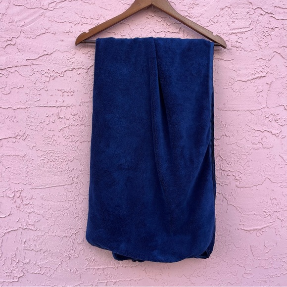 Brookstone Spa Travel Blanket Blue Reversible Satin - Picture 5 of 6